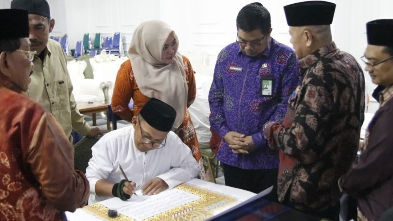 Sebanyak 15 kaligrafer Lampung berpartisipasi dalam penulisan Mushaf Al-Quran Nusantara, sebuah program kolaborasi Kementerian Agama RI, LPTQ Nasional, dan LEMKA untuk melestarikan tradisi Islam dan budaya Indonesia.