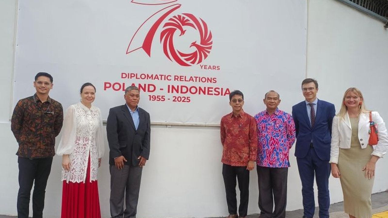 Kedutaan Besar Polandia luncurkan logo baru yang menggabungkan Garuda dan Elang Putih untuk merayakan 70 tahun hubungan bilateral Indonesia-Polandia, simbolisasi kerja sama kuat kedua negara.