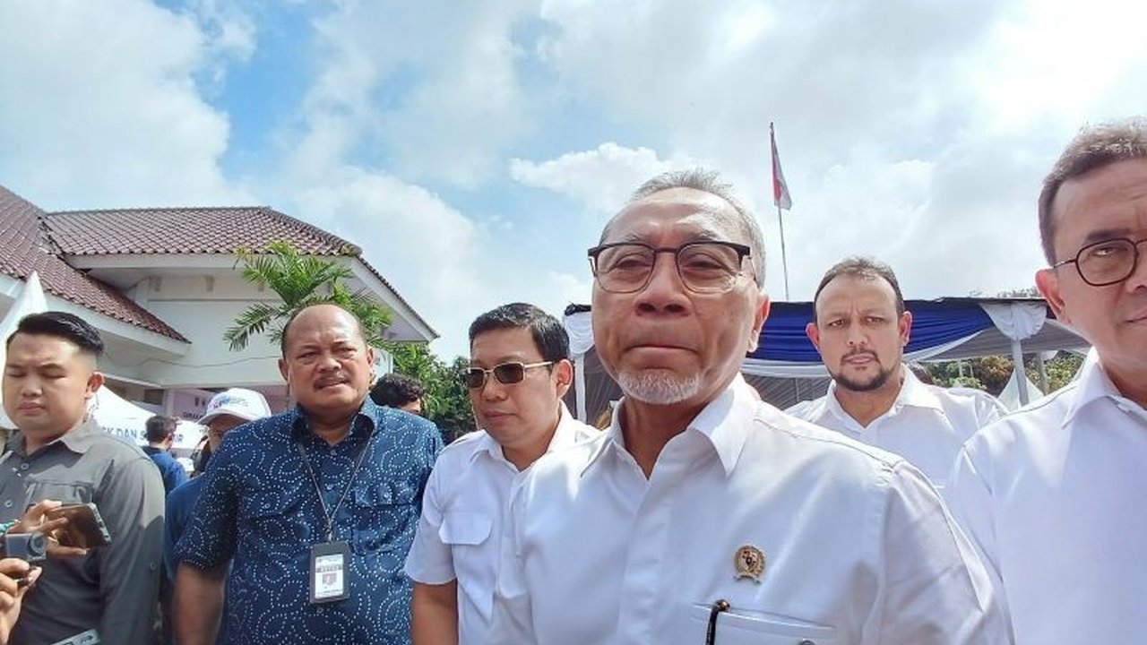 Menko Pangan Zulkifli Hasan mendesak Bulog untuk mencapai target serapan beras 2 juta ton hingga April 2025 guna menjaga stabilitas harga dan pasokan, serta menghindari impor beras.