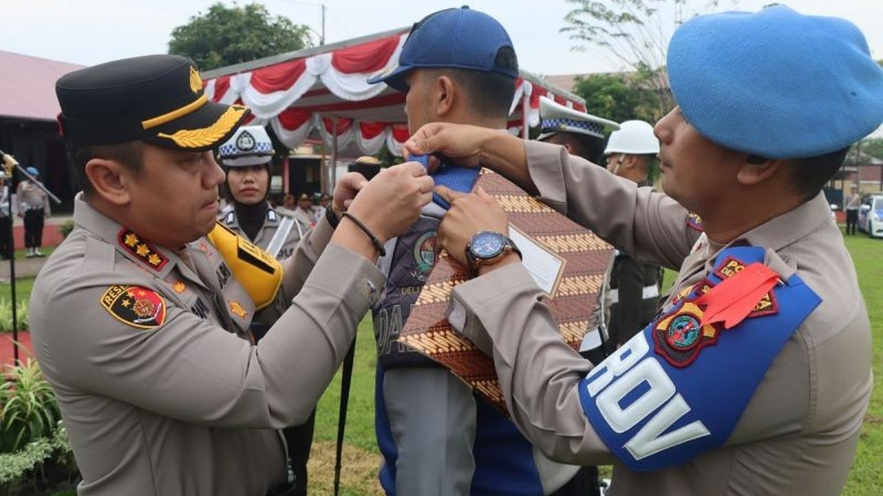 Kapolresta Deli Serdang meminta masyarakat memanfaatkan hotline 110 untuk melaporkan gangguan Kamtibmas dan kemacetan selama arus mudik Lebaran 2025, demi keamanan dan kelancaran perjalanan.