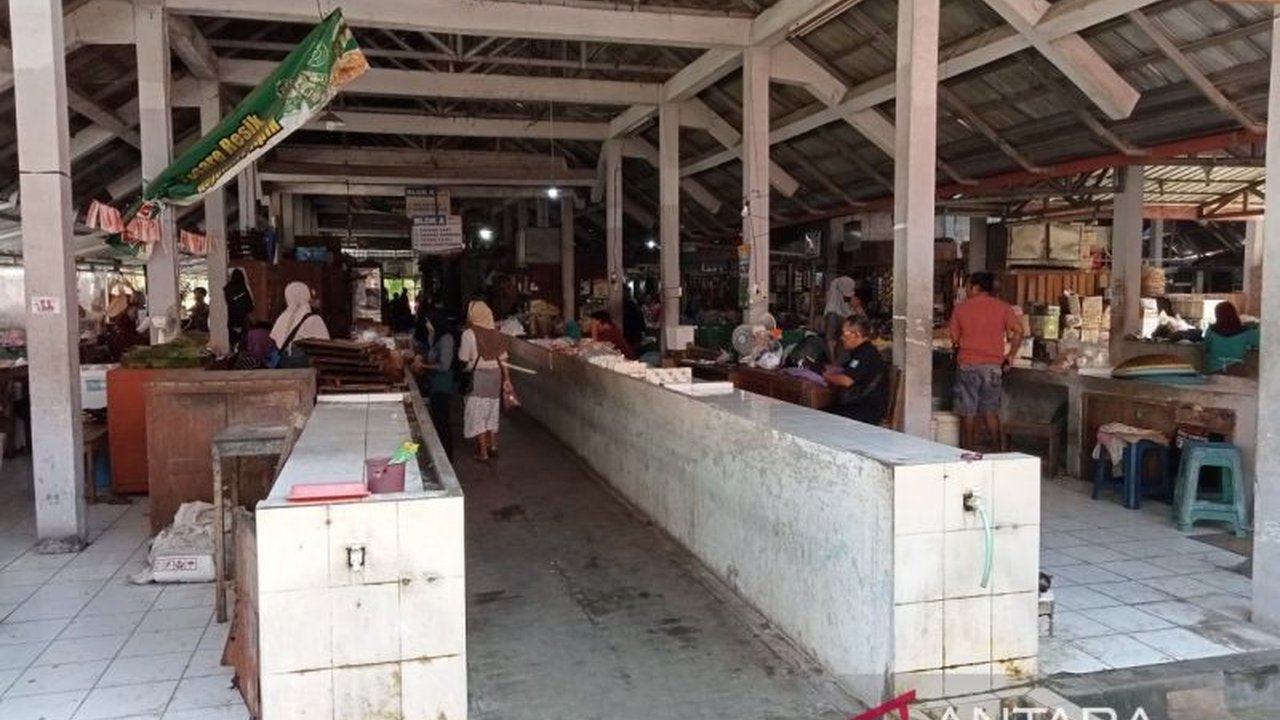 Pemerintah Kabupaten Bantul memprioritaskan revitalisasi pasar tradisional yang rusak di tahun 2025, dengan fokus pada pasar tipe A yang beroperasi setiap hari dan mengalami kerusakan signifikan.