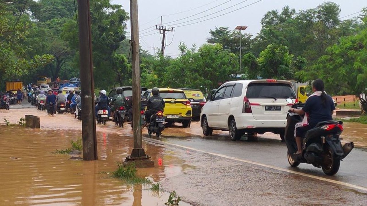 Hujan deras dan angin kencang di Batam menyebabkan banjir, pohon tumbang, dan puting beliung; Pemkot Batam imbau warga waspada dan kerahkan tim penanggulangan bencana.