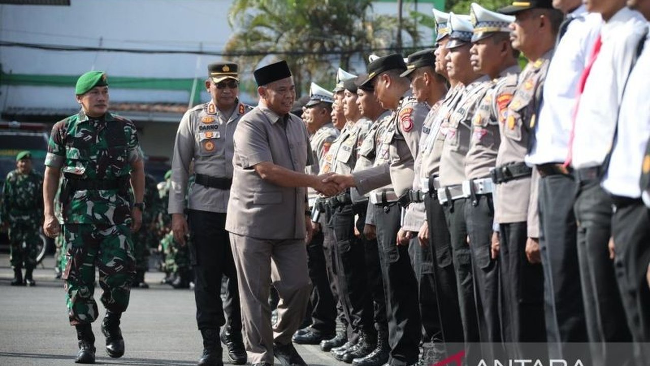 Bupati Sleman memimpin apel gelar pasukan Operasi Ketupat 2025, memastikan pengamanan mudik Idul Fitri 1446 H berjalan aman dan lancar di Sleman, Yogyakarta.