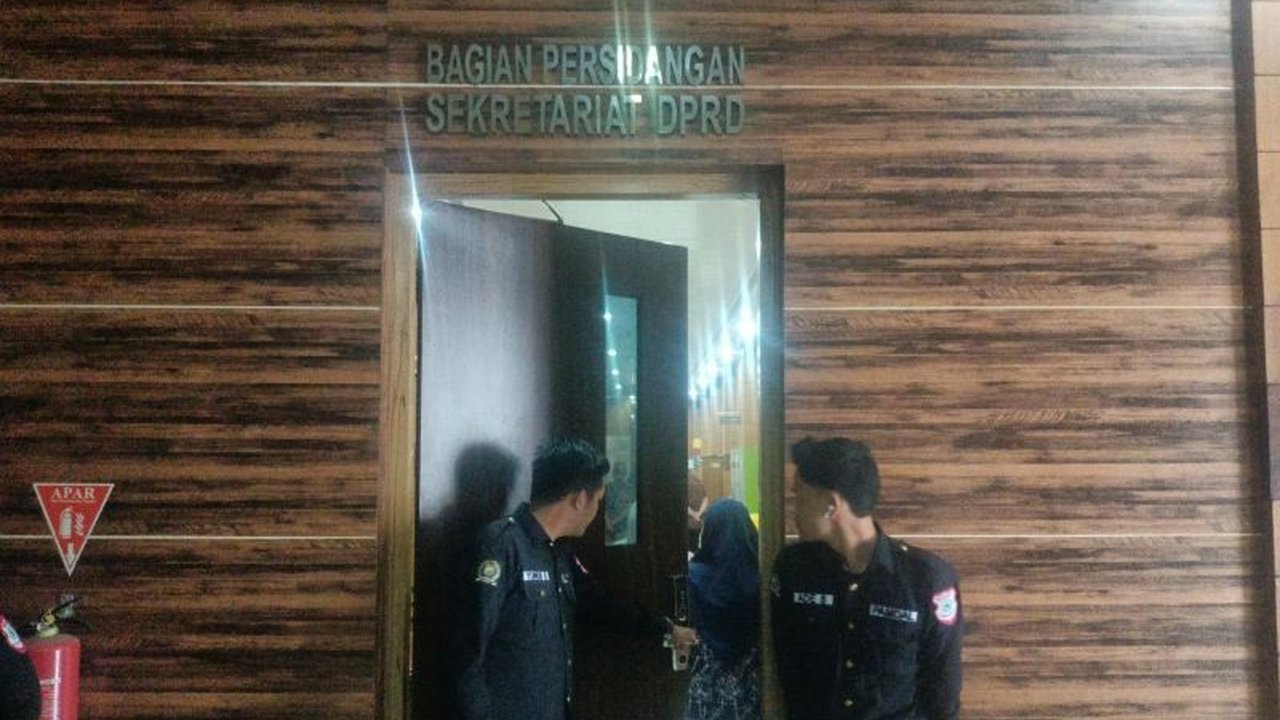 Komisi Pemberantasan Korupsi (KPK) menggeledah Kantor DPRD OKU, Sumatera Selatan, setelah OTT tiga anggota dewan terkait suap sembilan proyek di Dinas PUPR OKU; penggeledahan dilakukan tertutup dan sebagian besar anggota dewan tengah kunjungan kerja.
