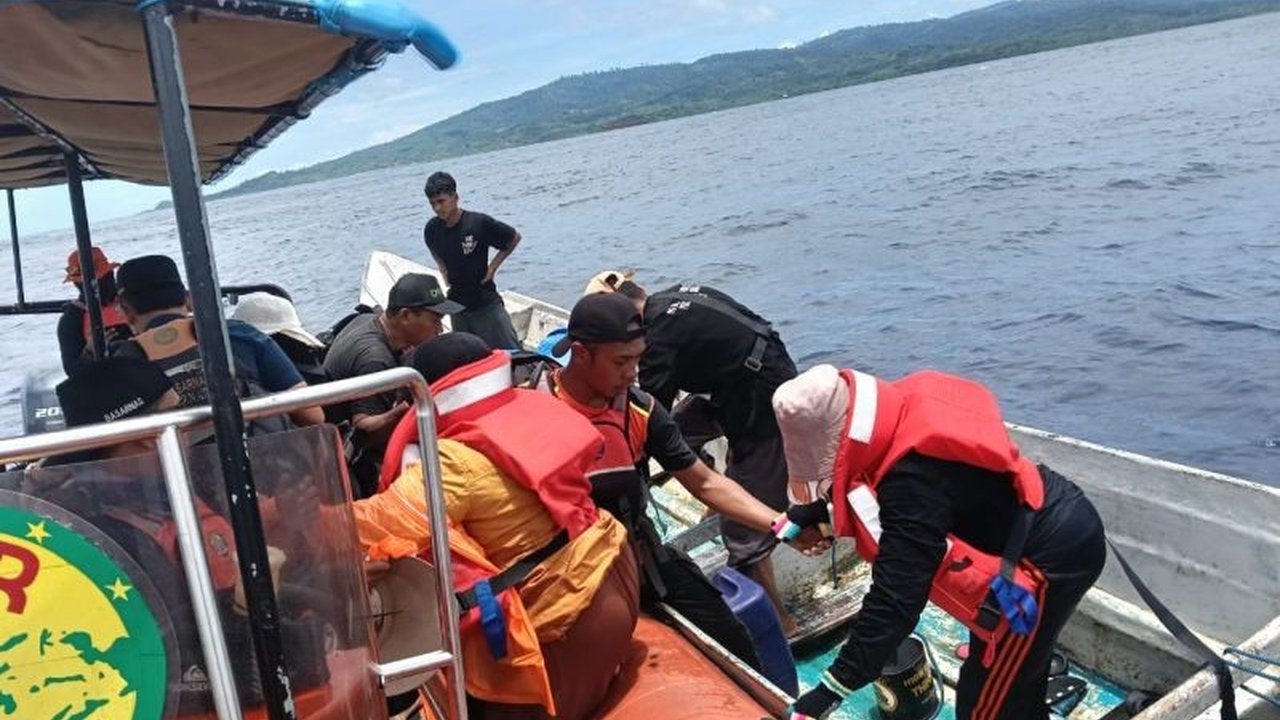 Basarnas Ternate berhasil mengevakuasi sembilan penumpang longboat yang bocor di perairan Kepulauan Sula, Kamis (20/3), setelah mengalami masalah mesin dan kebocoran akibat cuaca ekstrem.