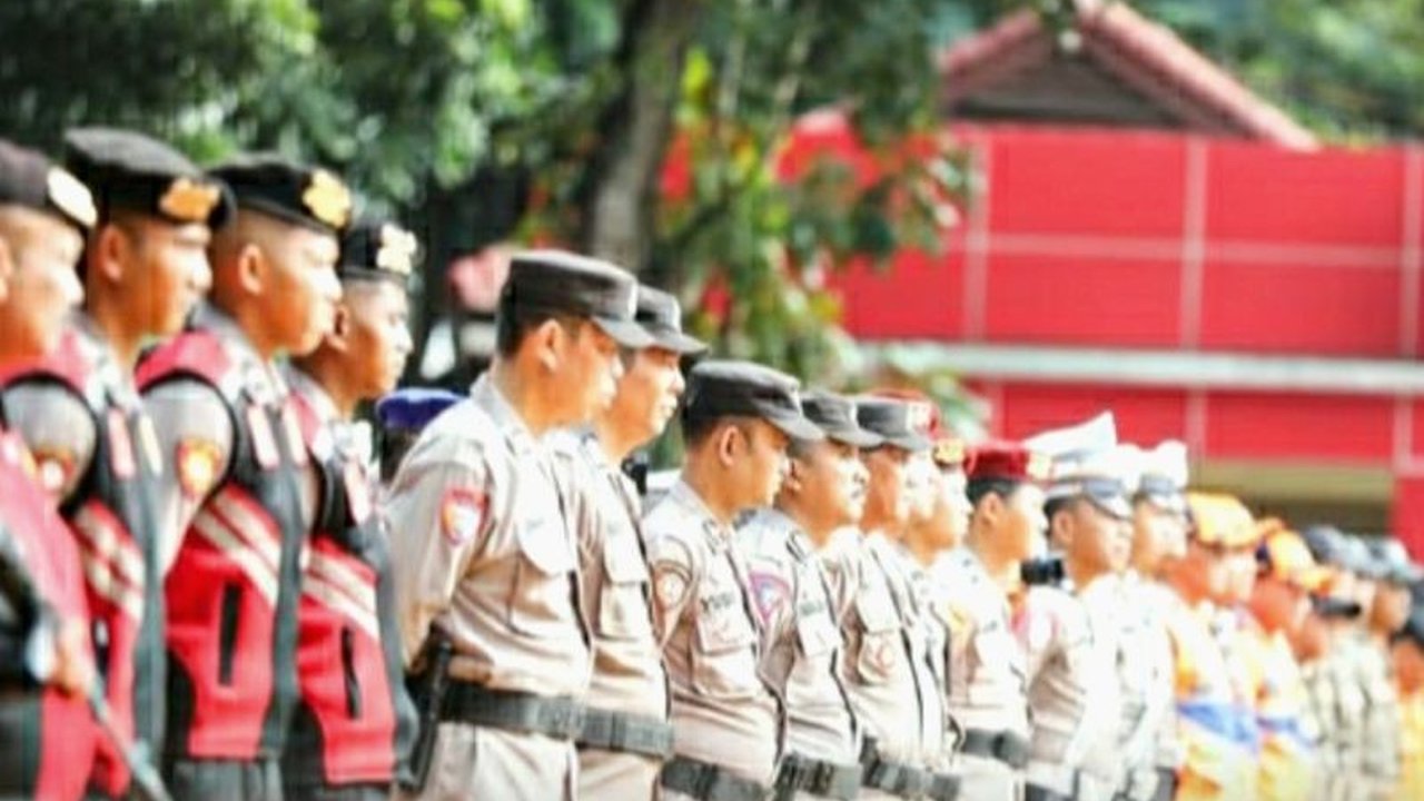 Polres Purwakarta menurunkan 425 personel kepolisian untuk mengamankan arus mudik Lebaran 2025,  bekerjasama dengan TNI dan instansi terkait demi kenyamanan pemudik.