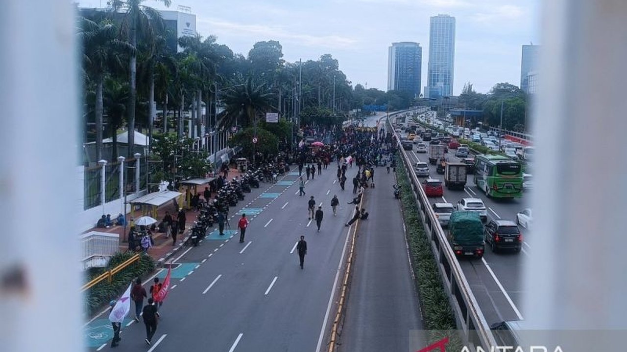 Penutupan Jalan Gatot Subroto arah Grogol terjadi akibat demonstrasi mahasiswa dan elemen masyarakat yang menolak RUU TNI di depan Gedung DPR/MPR, Jakarta.