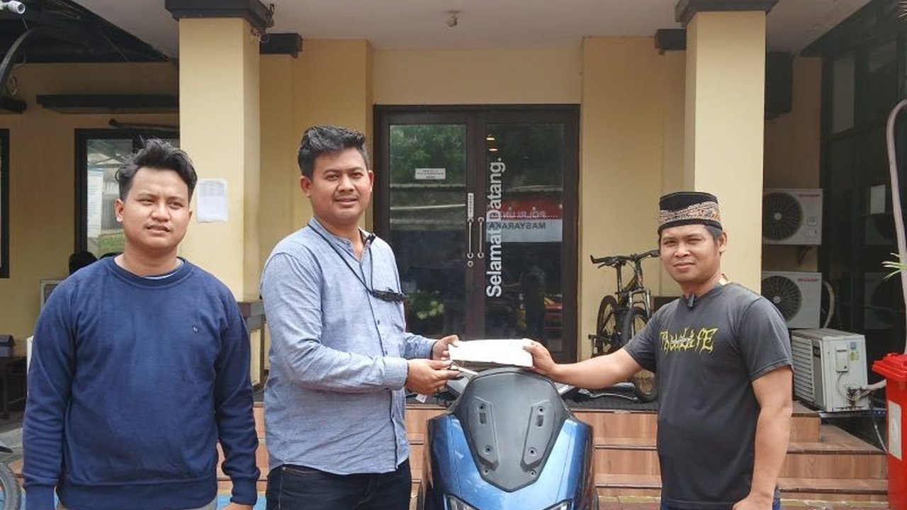 Sebanyak 13 sepeda motor curian berhasil ditemukan dan dikembalikan kepada pemiliknya oleh pihak kepolisian Polsek Tambora setelah sebelumnya diamankan dari sebuah truk yang hendak dikirim ke Bangka Belitung.