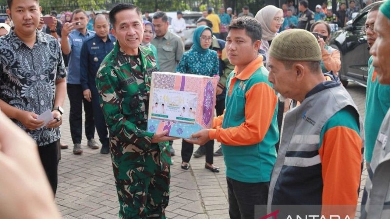 Pemerintah Kota Palembang membagikan 511 paket sembako kepada para pegawai harian lepas (PHL) Dinas Perkimtan sebagai bentuk apresiasi dan bantuan menjelang Lebaran.