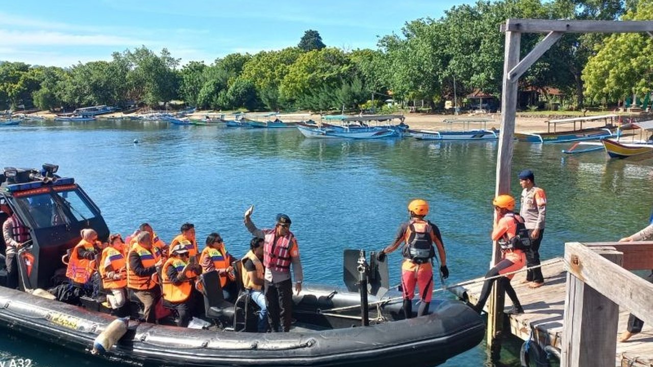 Tim Basarnas Bali berhasil mengevakuasi 48 penumpang KMP Nusa Makmur yang kandas di perairan Pelabuhan Gilimanuk, Jembrana, Bali, dengan bantuan unsur SAR gabungan.