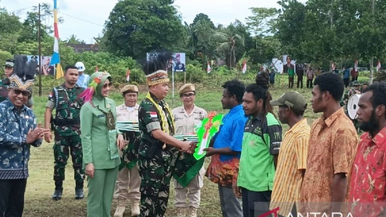 Pangdam XVII/Cenderawasih menyerahkan 10 rumah hasil program TMMD ke-123 kepada warga Kampung Kbusdori, Biak Numfor, Papua, sebagai wujud dukungan TNI terhadap percepatan pembangunan di daerah 3T.