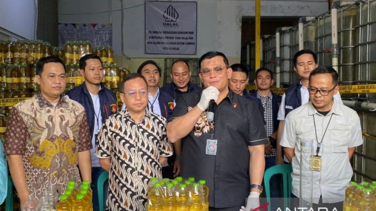 Polda Metro Jaya mengungkap praktik curang minyak goreng merek Guldap yang dikemas ulang menyerupai MinyaKita, merugikan konsumen dan melanggar UU Perlindungan Konsumen serta UU Metrologi Legal.