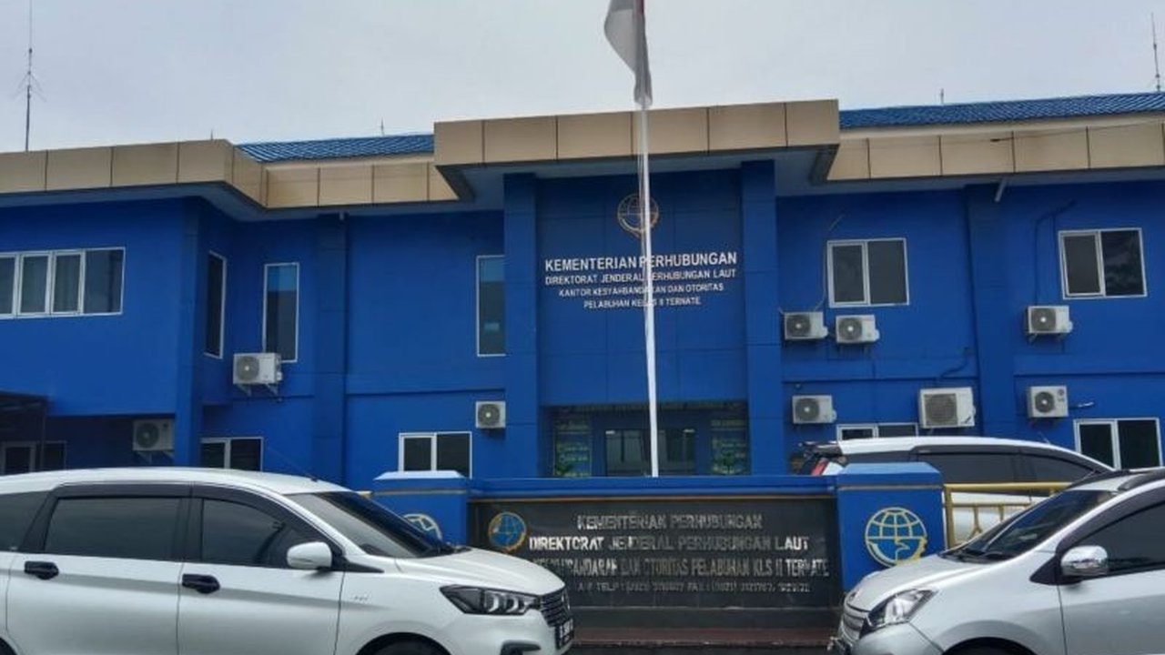 Kantor Kesyahbandaran dan Otoritas Pelabuhan (KSOP) Ternate mengimbau motoris speedboat patuhi keselamatan berlayar; sanksi tegas menanti jika lalai.