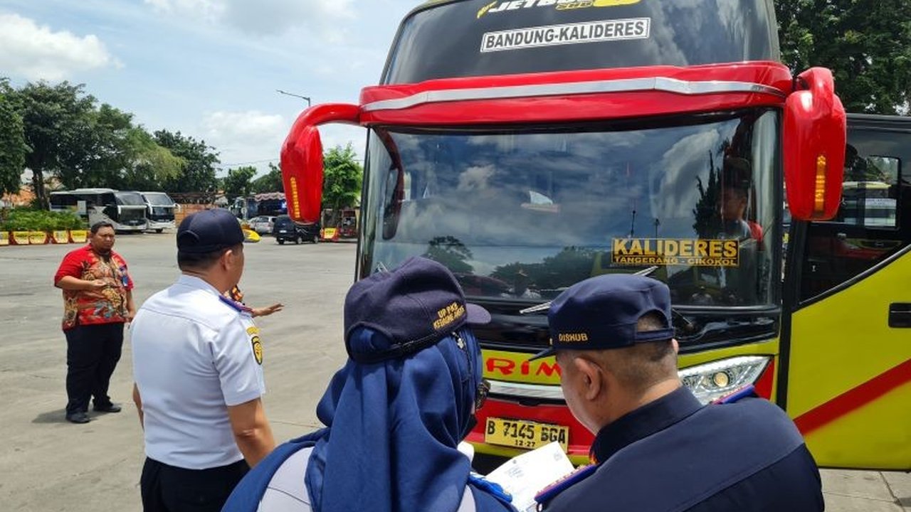 Terminal Kalideres periksa 35 bus AKAP setiap harinya untuk memastikan kelaikan jalan guna mengangkut pemudik Lebaran 2025, beberapa bus bahkan dilarang beroperasi.