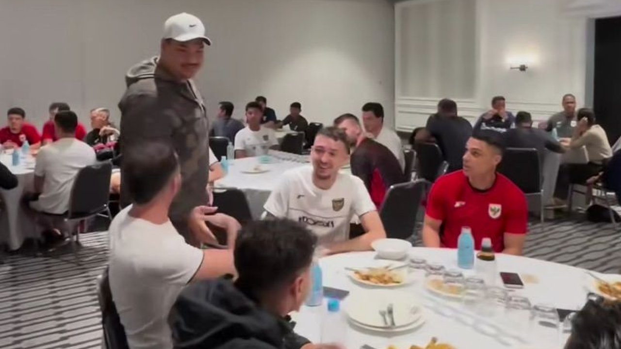 Menpora Dito Ariotedjo memberikan semangat kepada Timnas Indonesia di Sydney sebelum pertandingan melawan Australia dalam kualifikasi Piala Dunia 2026, menekankan pentingnya kerja keras dan dukungan penuh dari masyarakat Indonesia.