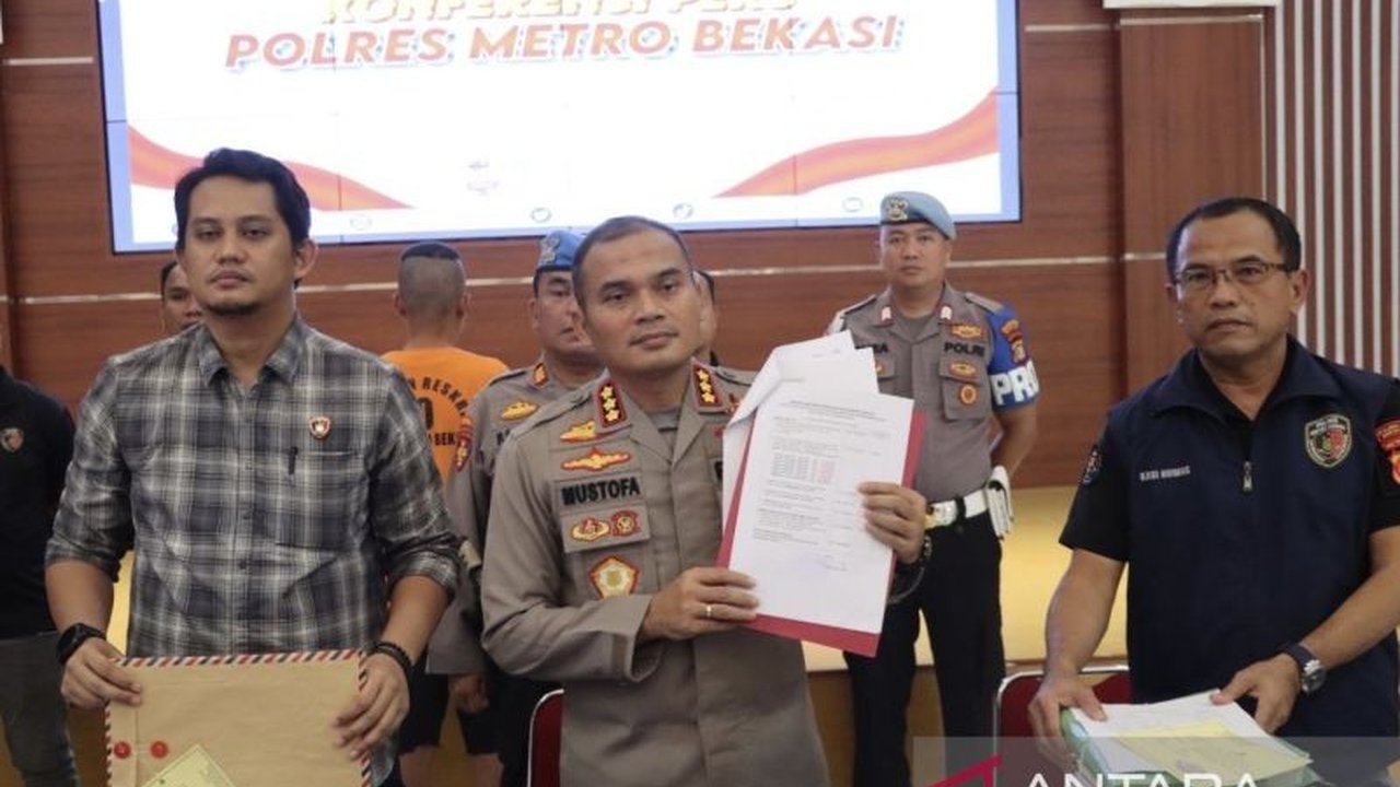 Polres Metro Bekasi mengungkap kasus penggelapan dana sekolah di Yayasan Daarun Nadwah Cikarang senilai Rp651.732.500, dengan dua tersangka: Kepala Sekolah dan Bendahara.
