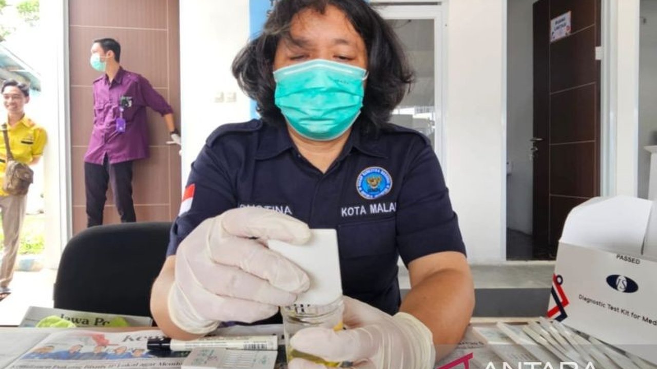 Dinas Kesehatan Kota Malang melakukan tes kesehatan dan urine kepada ratusan sopir bus di Terminal Arjosari untuk memastikan kesiapan angkutan Lebaran 2025, dengan satu sopir ditemukan hipertensi.