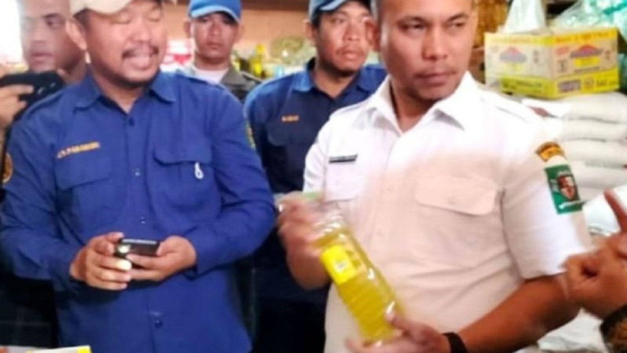 Wakil Bupati Simalungun menemukan MinyaKita dijual di atas HET di Pasar Serbelawan, pedagang mengeluhkan harga modal tinggi, sementara Pemkab Simalungun gelar pasar murah.