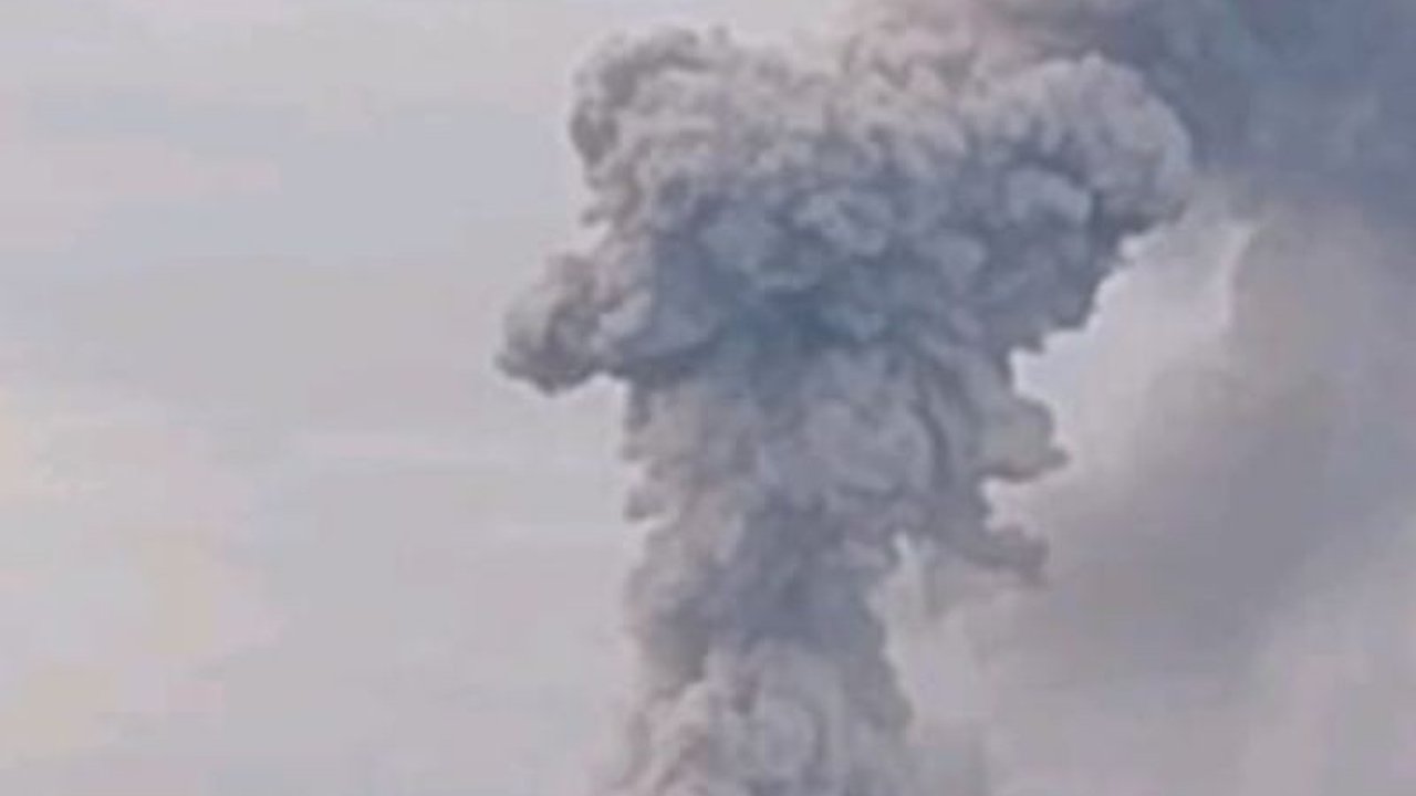Gunung Dukono di Halmahera Utara kembali erupsi pada Kamis pagi, menyemburkan abu vulkanik setinggi 1000 meter dan pihak berwenang mengimbau masyarakat untuk tetap waspada.