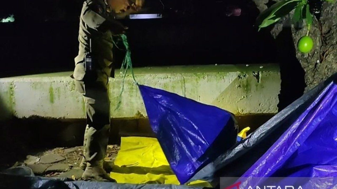 Pemkot Jakbar akan membenahi RTH Tubagus Angke untuk mengatasi prostitusi ilegal yang kembali merebak, dengan cara memangkas pohon dan menambah lampu penerangan.