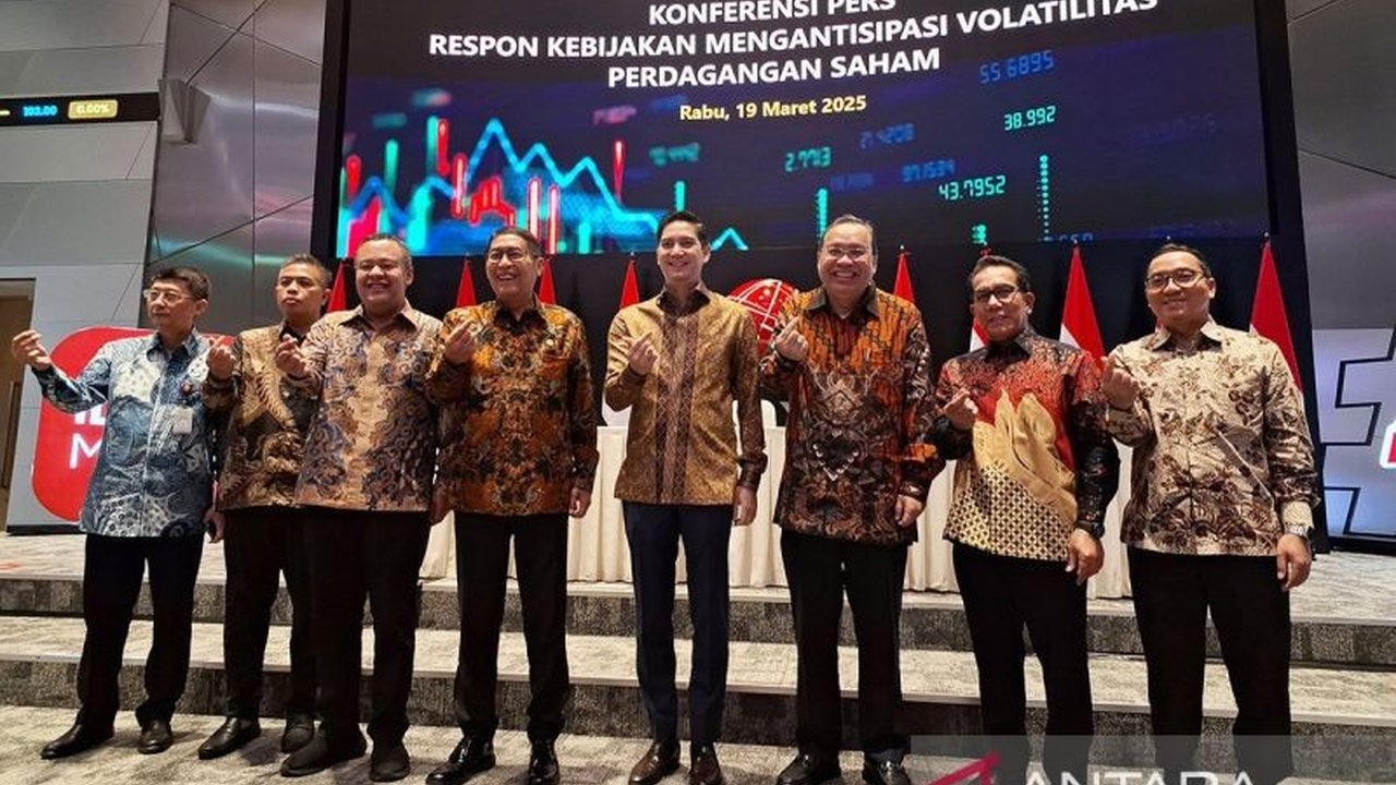 Kebijakan OJK terkait pembelian kembali saham tanpa RUPS dinilai efektif jangka pendek, namun berisiko mengurangi transparansi dan hanya solusi sementara untuk IHSG yang melemah.