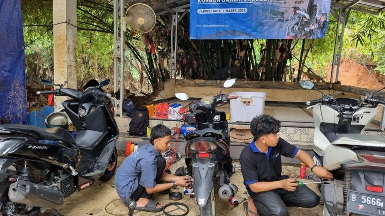 Dompet Dhuafa melakukan perbaikan gratis terhadap 25 sepeda motor warga Kampung Tanjung Sanyang, Jakarta Timur, yang rusak akibat banjir awal Maret 2025 lalu, sebagai bagian dari program Gerebek Kampung.