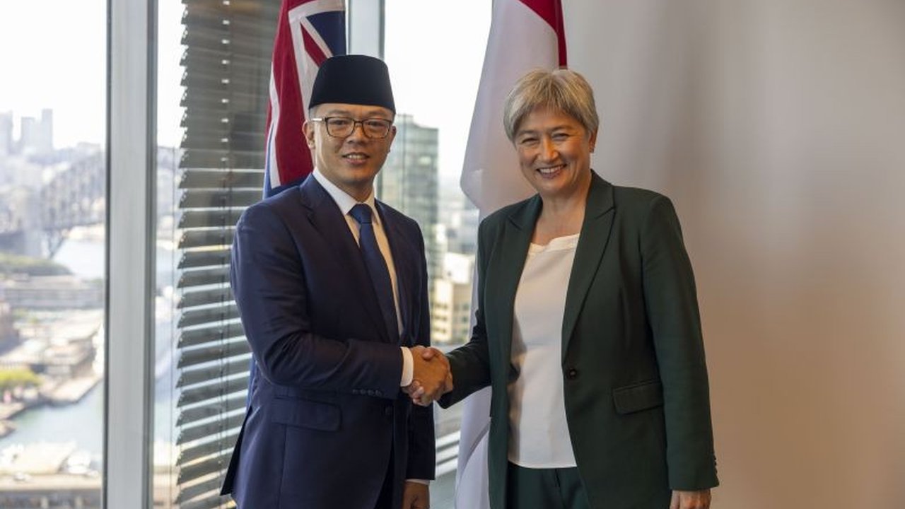 Menteri Luar Negeri Indonesia dan Australia berkomitmen memperkuat kerja sama bilateral di berbagai sektor unggulan, termasuk perdagangan, investasi, dan energi hijau, demi optimalisasi kemitraan strategis kedua negara.