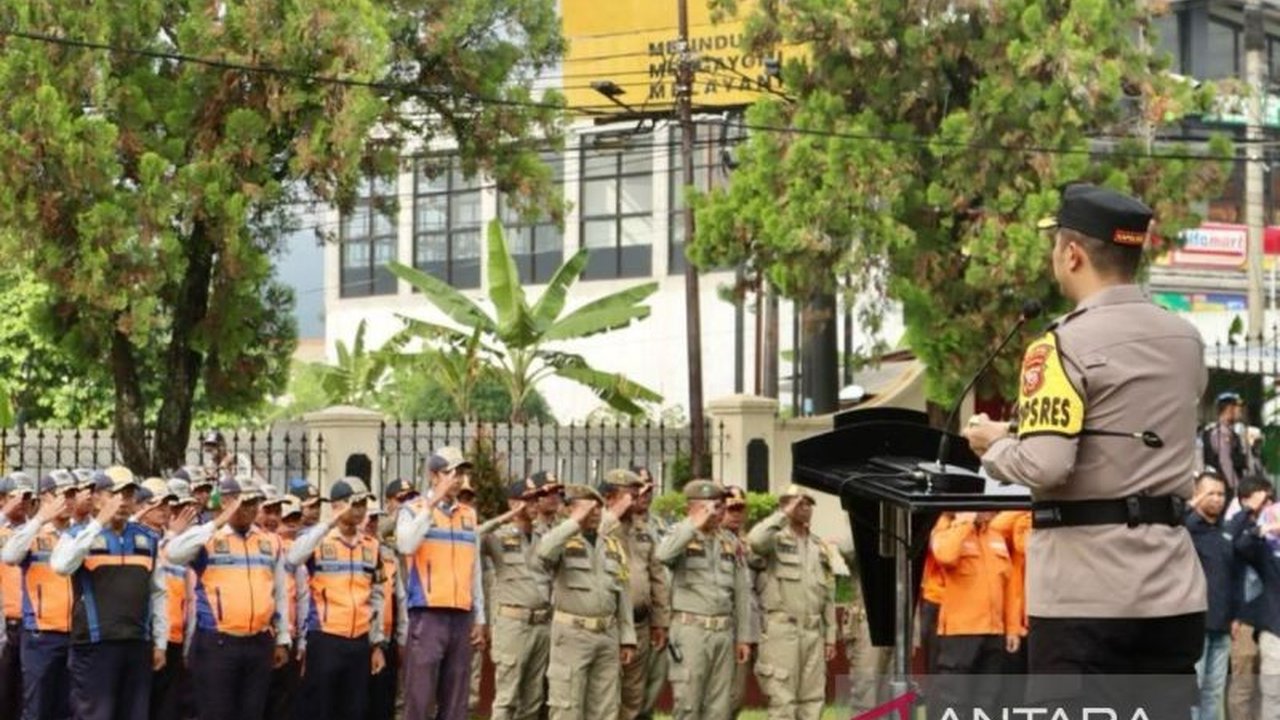 Polres Kuningan kerahkan 345 personel untuk mengamankan jalur wisata selama arus mudik Lebaran 2025, antisipasi lonjakan kendaraan di destinasi wisata.