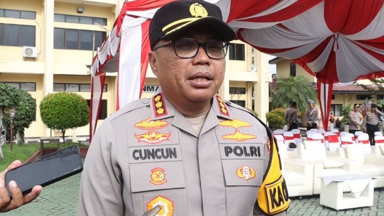 Seorang wanita paruh baya di Banjarmasin Selatan ditangkap karena merampok emas 30 gram dari seorang penjual kue; korban mengalami luka di kepala.