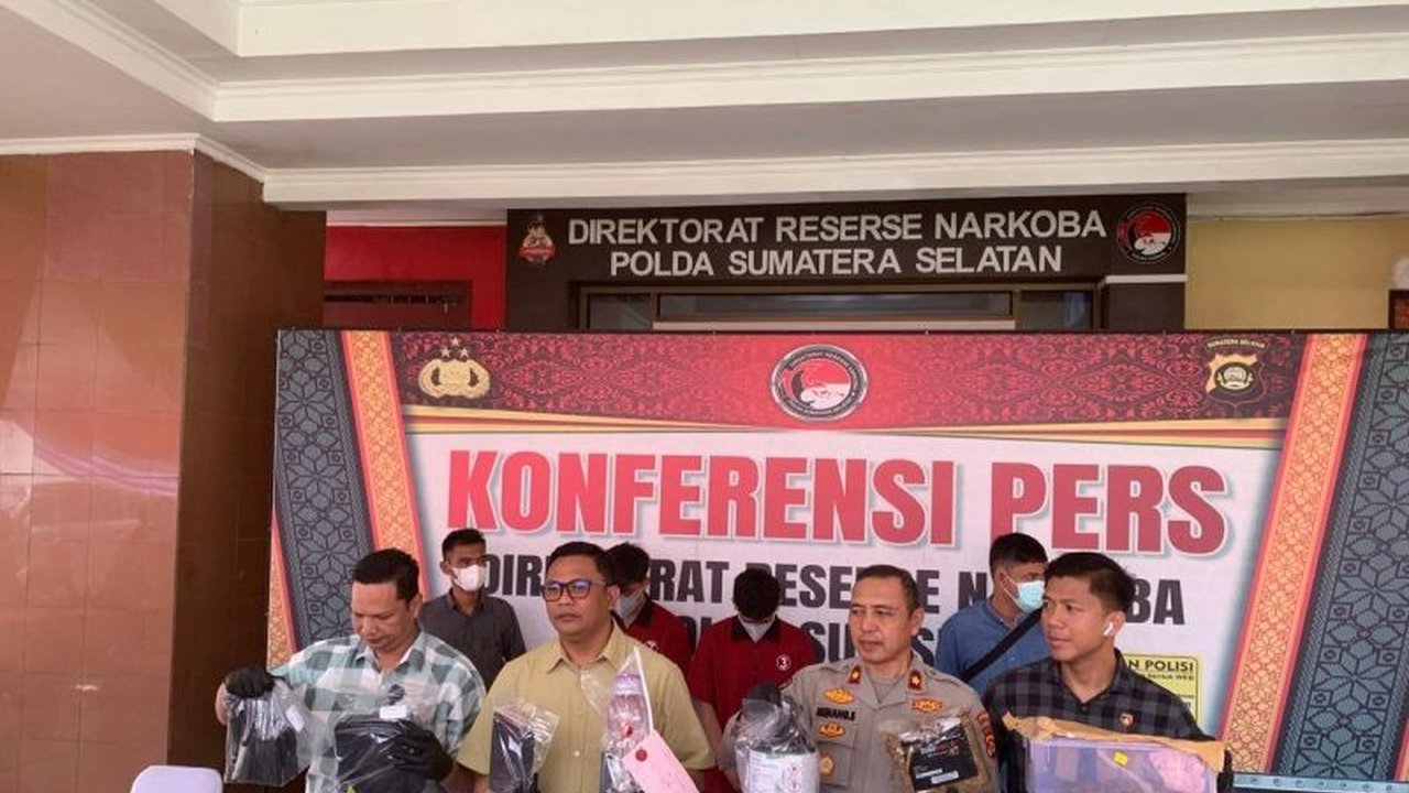 Polda Sumsel berhasil mengungkap pabrik narkoba sintetis di Palembang dengan dua tersangka dan omzet ratusan juta rupiah, bahan baku didatangkan dari Pulau Jawa.