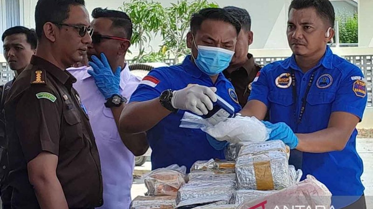 BNN Aceh memusnahkan 231 kg sabu, 180 kg ganja, dan hampir 300 ribu pil ekstasi; sindikat internasional diduga terlibat.