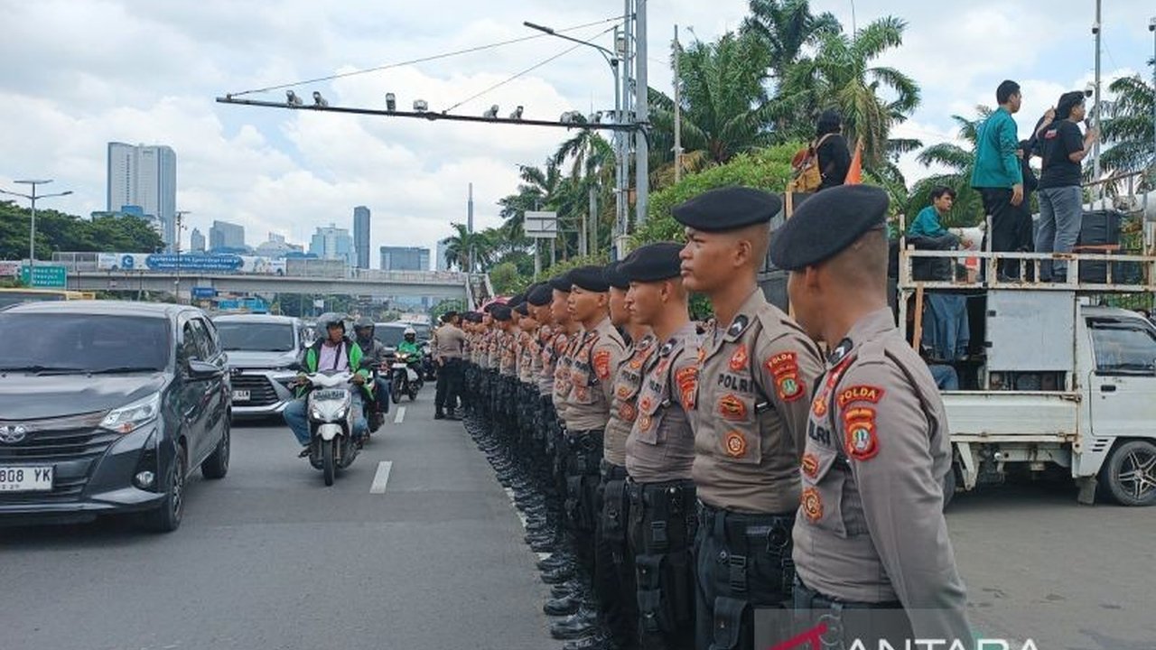 Aksi demonstrasi penolakan RUU TNI di depan Gedung DPR RI di Jalan Gatot Subroto, Jakarta Pusat, Kamis siang, tidak mengganggu kelancaran arus lalu lintas berkat pengamanan ketat kepolisian.