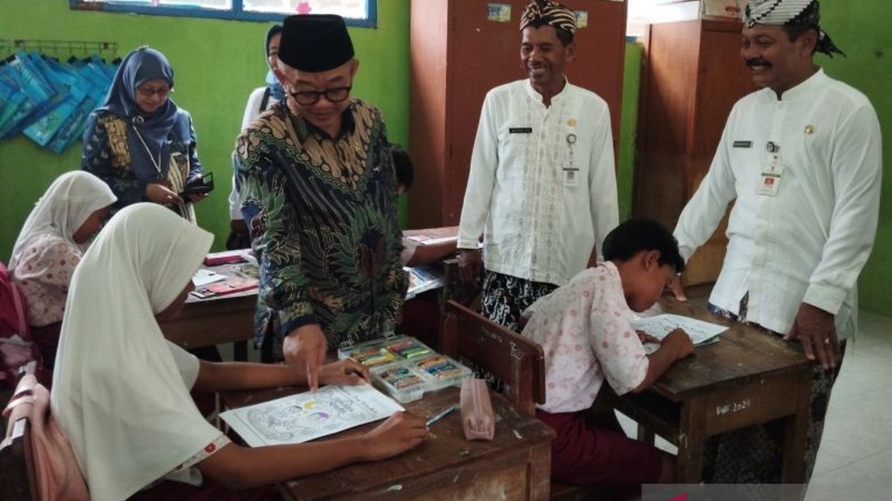Pemerintah pusat mengalokasikan dana untuk perbaikan 10.440 sekolah rusak di Indonesia, termasuk di Kudus, Jawa Tengah, sebagai bagian dari program renovasi infrastruktur pendidikan.