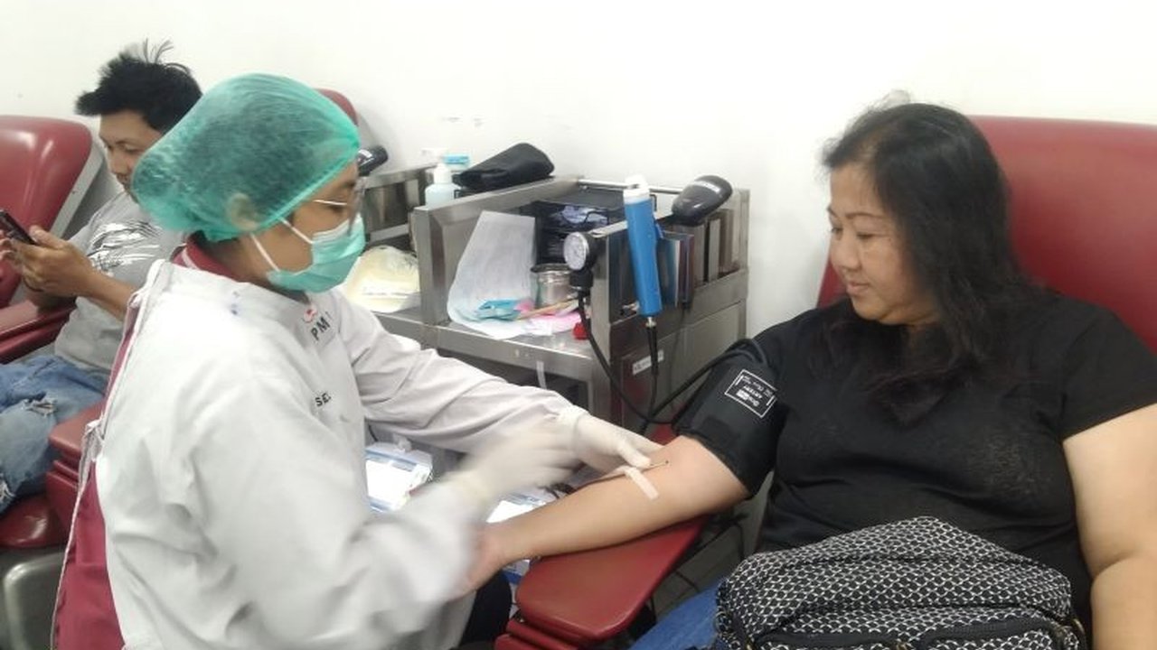 PMI Bali gencarkan donor darah tarawih untuk antisipasi lonjakan kebutuhan darah selama libur Lebaran 2025, dengan stok golongan darah A yang kritis.