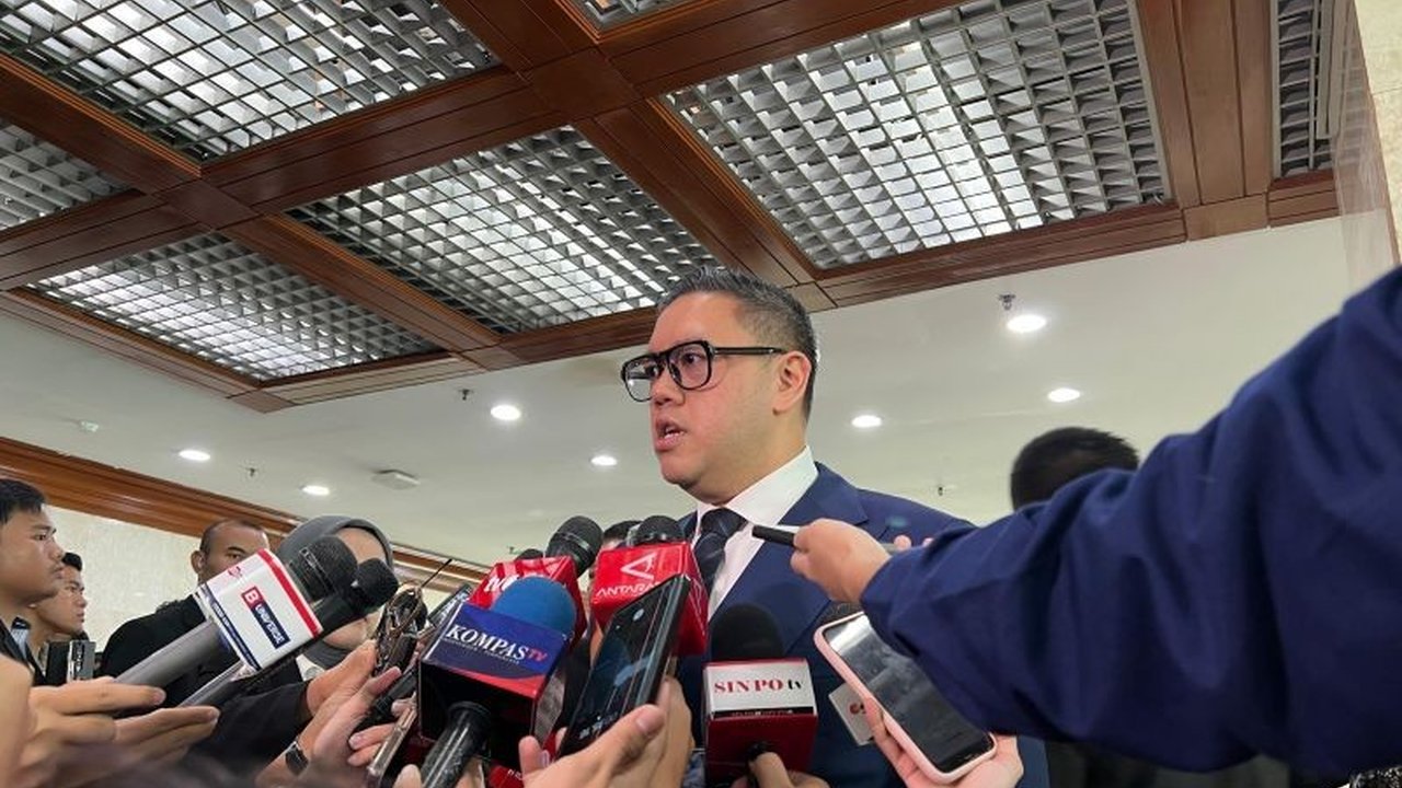 Komisi I DPR RI menegaskan prajurit TNI aktif yang terjerat kasus pidana di 14 K/L dapat diproses Kejagung, sementara mereka di luar 14 K/L wajib mengundurkan diri.