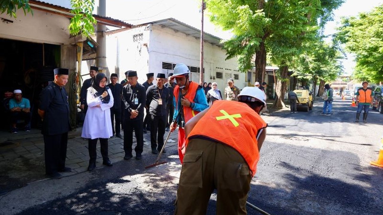 Pemerintah Kabupaten Banyuwangi gencar memperbaiki jalan berlubang untuk memastikan kelancaran arus mudik Lebaran 1446 H, dengan fokus pada jalur utama dan alternatif.