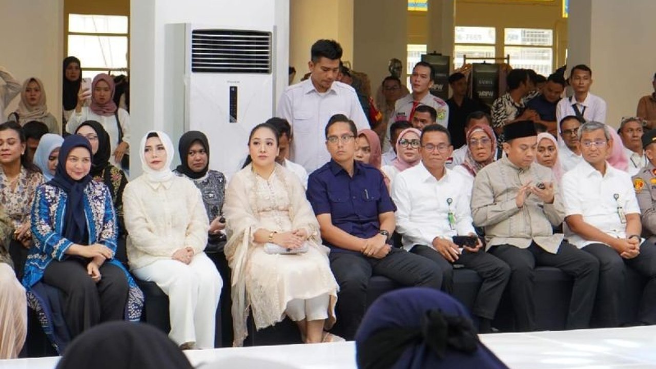 Wali Kota Medan, Rico Tri Putra Bayu Waas, mendorong perancang busana lokal untuk mengangkat budaya dalam karya mereka dan berkompetisi di pasar internasional, dibuktikan dengan dukungan penuh terhadap Medan Raya Fashion Week 2025.