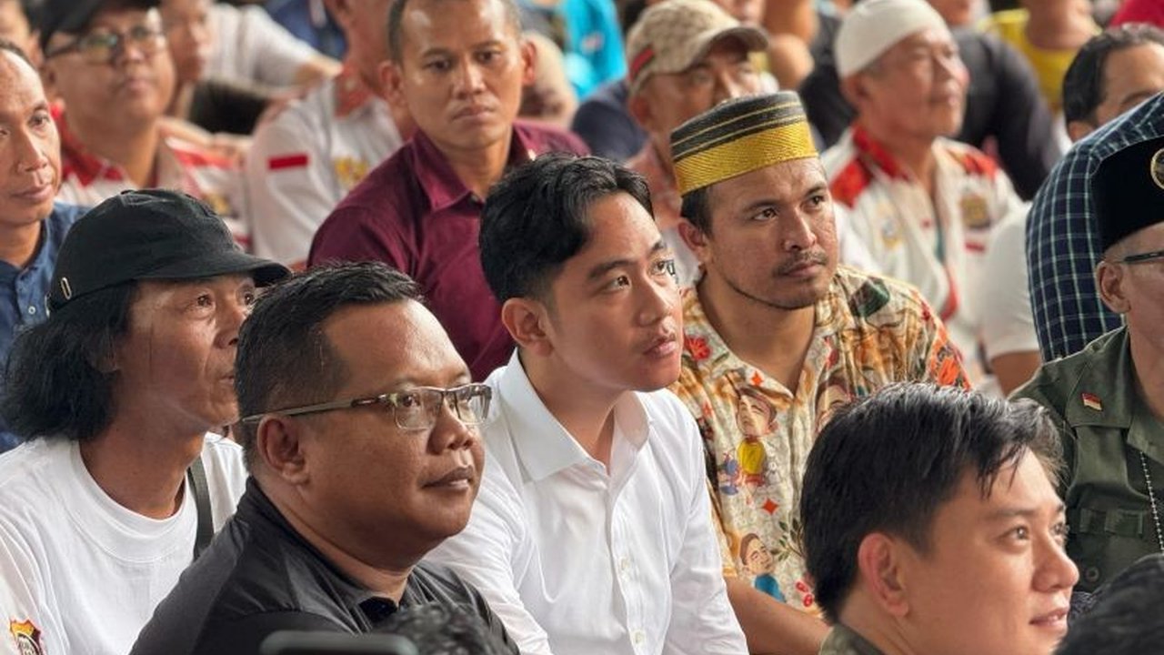 Presiden Prabowo menyaksikan laga Timnas Indonesia melawan Australia dari Istana, sementara Wapres Gibran turut nobar bersama masyarakat di Lapangan Rengas, memberikan dukungan penuh bagi perjuangan Garuda.