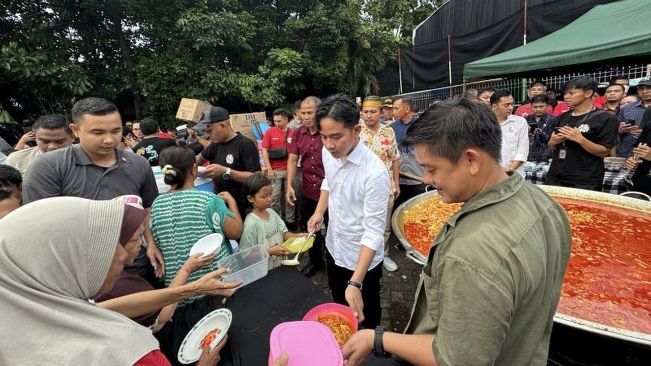 Wakil Presiden Gibran Rakabuming Raka berkolaborasi dengan Bobon Santoso memasak tongseng dan semangka untuk ribuan suporter Timnas Indonesia yang nobar di Palmerah, Jakarta Barat.