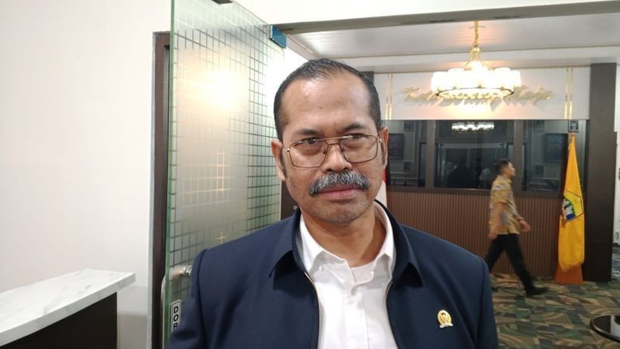 Anggota Komisi X DPR RI mendesak sekolah negeri membatasi penerimaan siswa baru sesuai kapasitas rombel untuk menyelamatkan sekolah swasta yang terancam kekurangan siswa.