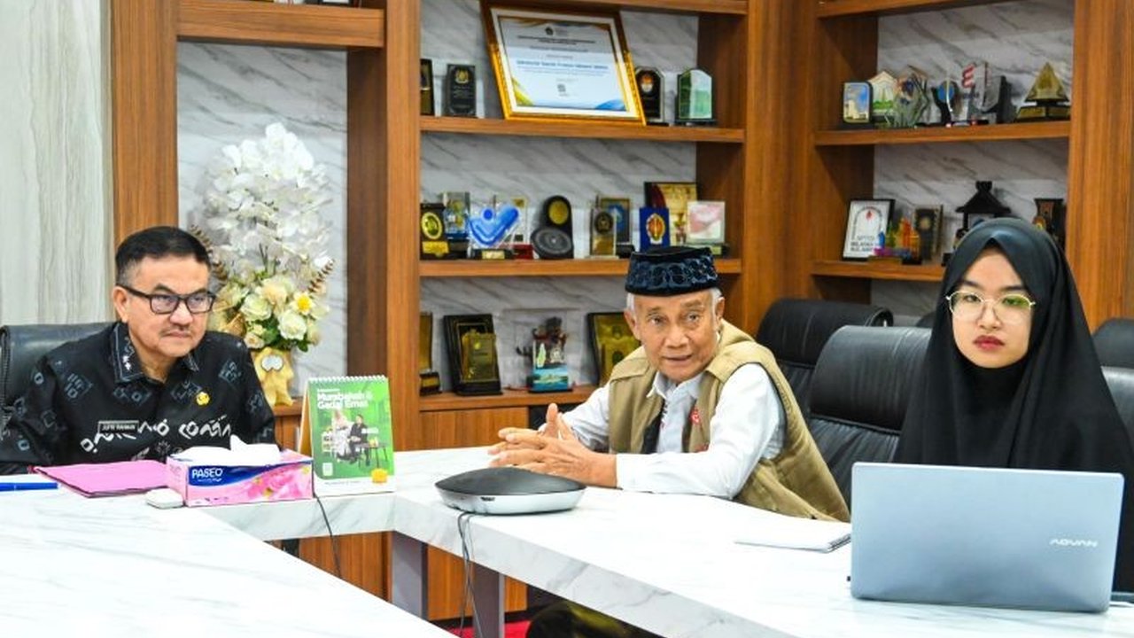 Sekretaris Daerah Sulsel dan pendiri Rimba Bitti membahas kelangkaan kayu Bitti, bahan baku perahu Pinisi, dan rencana pengembangannya untuk pelestarian dan pariwisata.