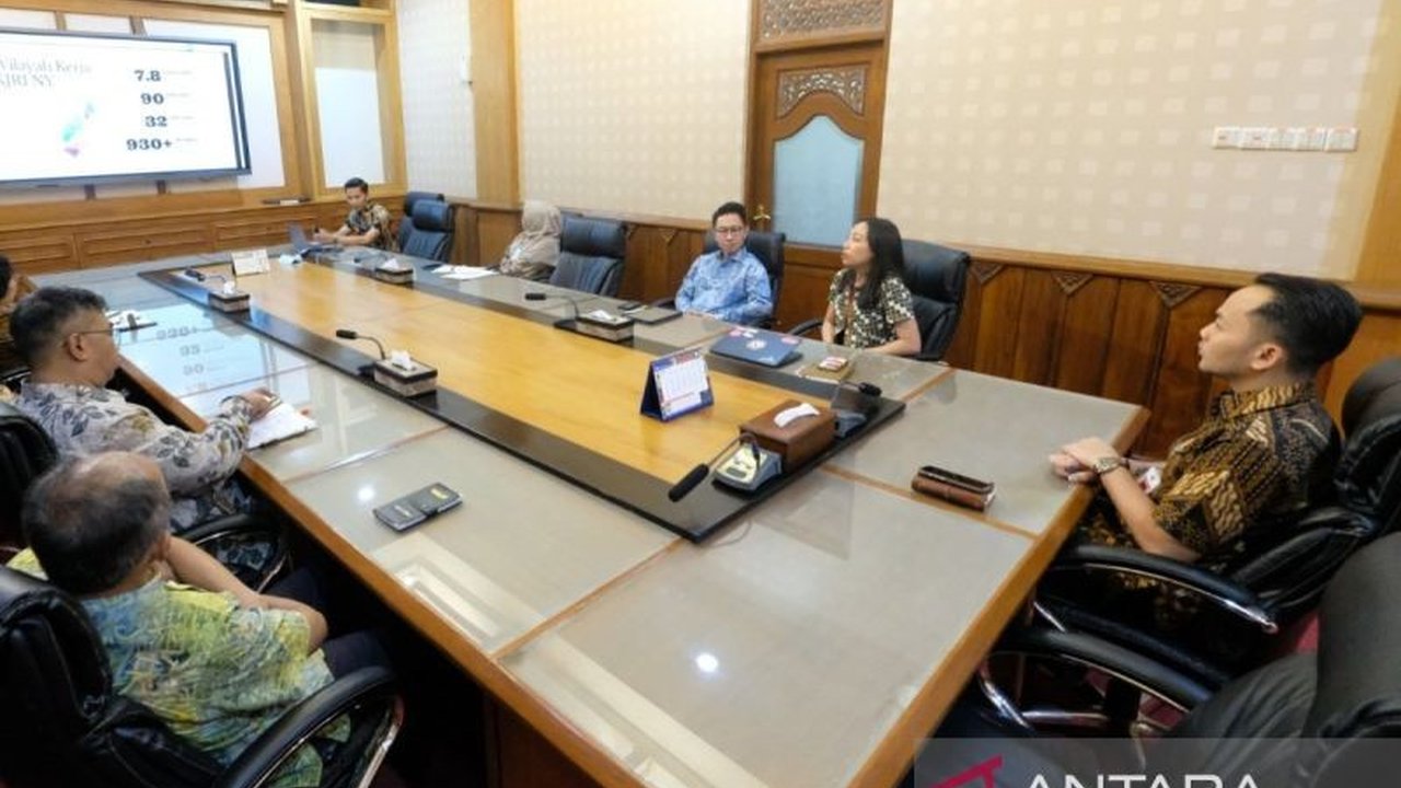 Pemerintah Kota Surakarta berkolaborasi dengan KJRI New York untuk menciptakan peluang kerja bagi warganya, termasuk program magang internasional dan pengembangan UMKM.