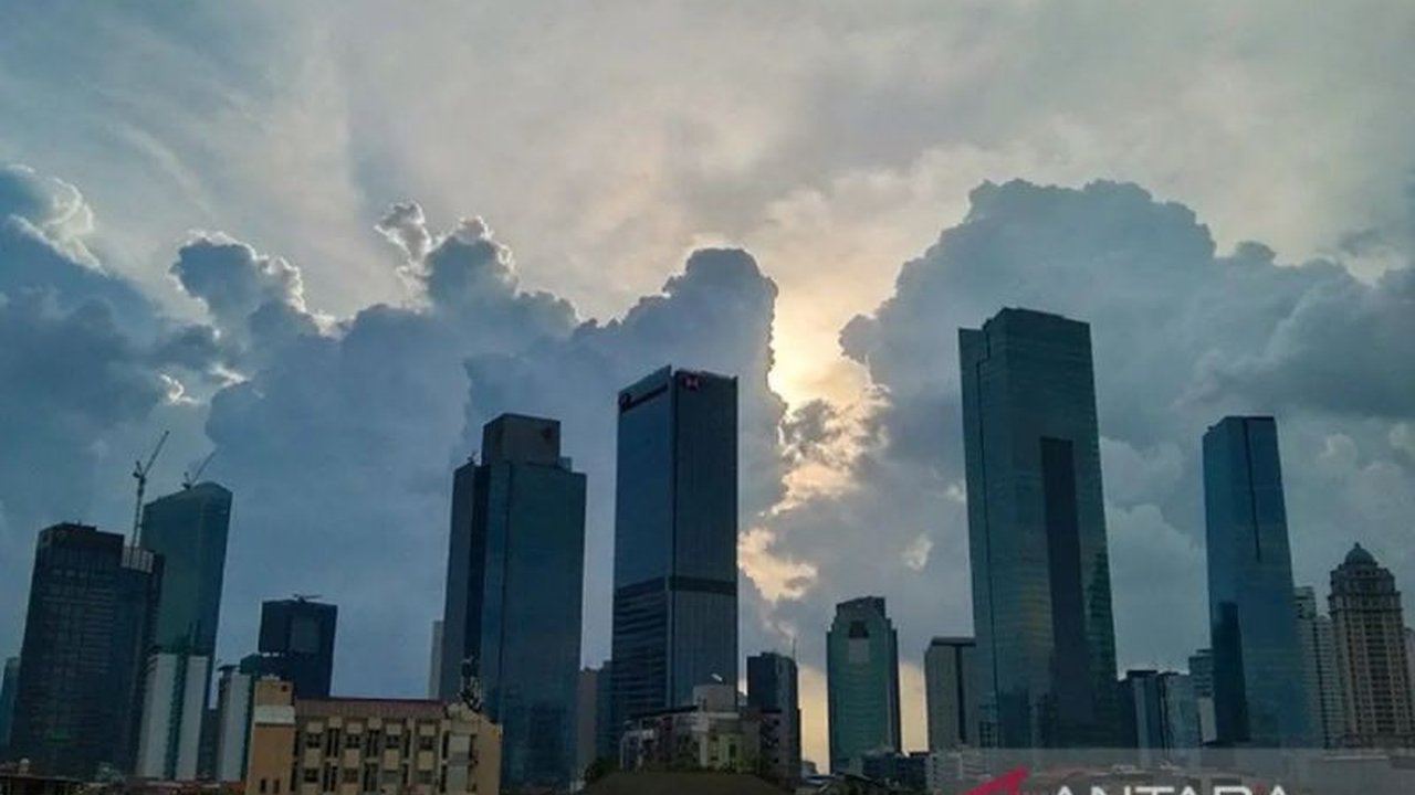 BMKG memprediksi cuaca Jakarta Jumat pagi cerah berawan di beberapa wilayah, namun berawan tebal dan hujan ringan akan terjadi di sore dan malam hari.