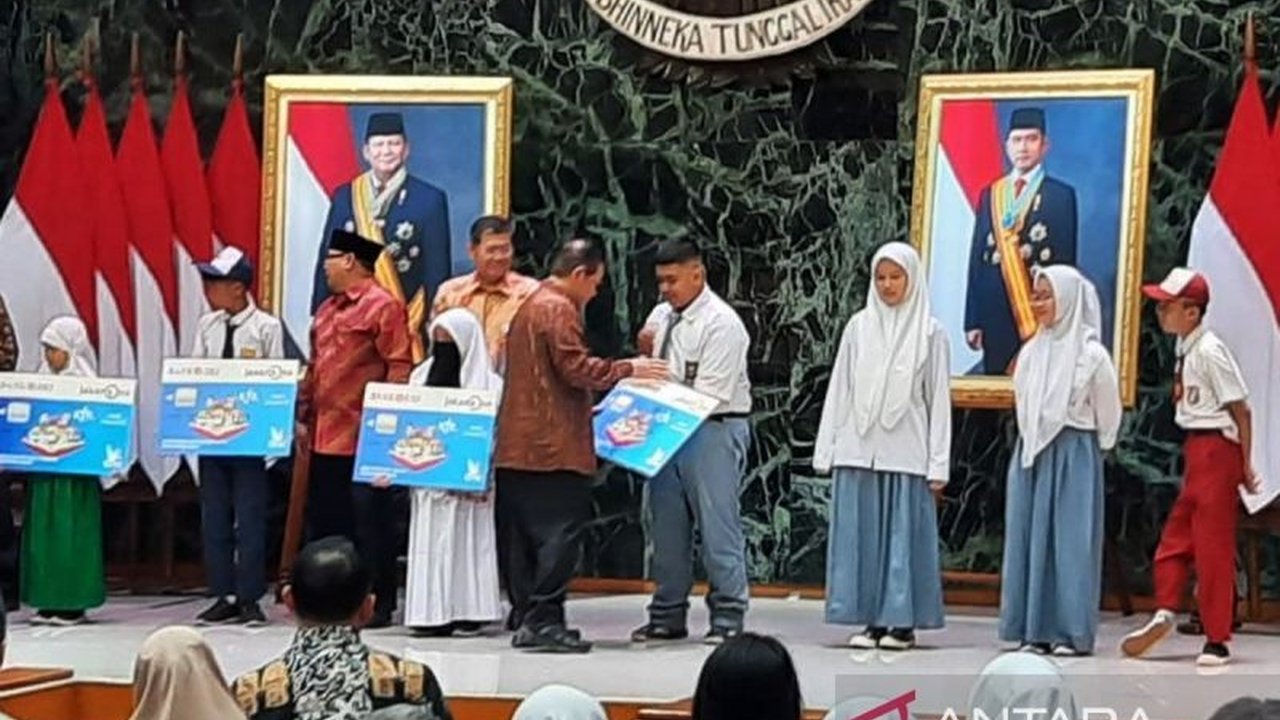 Penerima KJP Plus di DKI Jakarta dapat masuk TMII gratis, sementara demo RUU TNI berakhir ricuh dengan pembubaran paksa oleh polisi.  Pemprov DKI juga mencairkan dana KJP Plus Tahap I 2025.