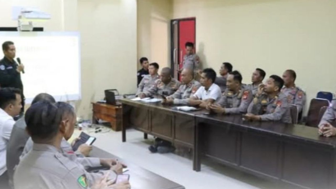 Polres Majene menggelar pelatihan literasi digital untuk puluhan personelnya agar bijak dan profesional dalam menggunakan media sosial serta mencegah penyebaran hoaks.