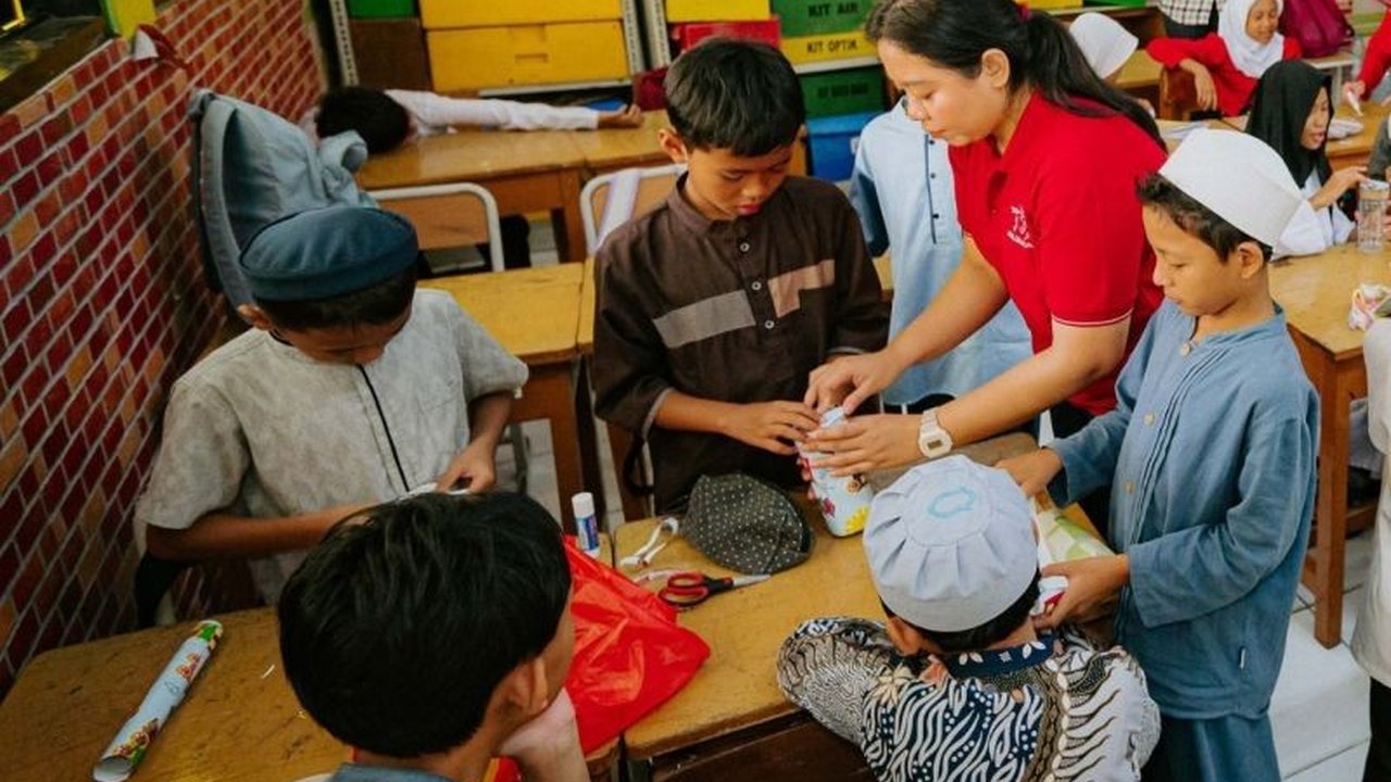Prudential Indonesia latih anak SD di Jakarta dalam pengelolaan keuangan melalui program literasi finansial Cha-Ching, guna meningkatkan literasi keuangan generasi muda Indonesia.