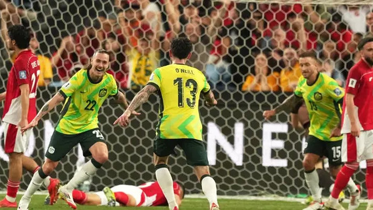 Pemain Australia, Jackson Irvine, melakukan selebrasi setelah mencetak gol ke gawang Timnas Indonesia dalam matchday ketujuh Grup C di Sydney Football Stadium, Sydney, pada Kamis (20/3/2025)