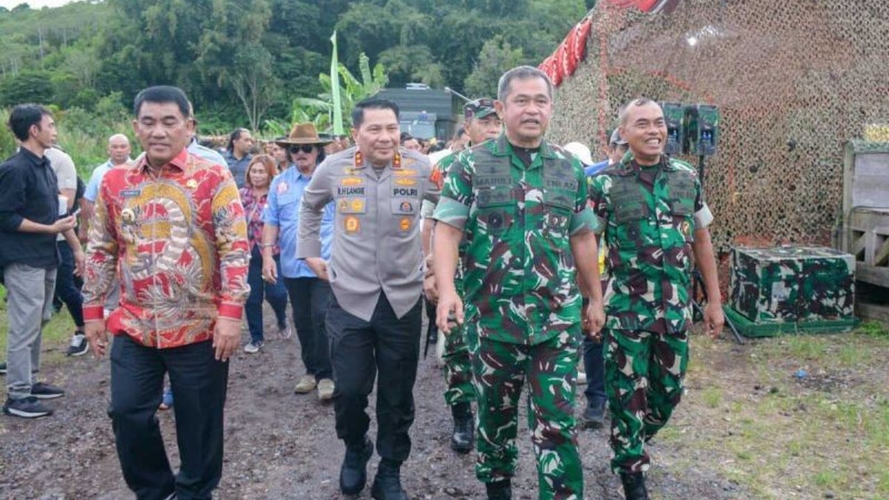 Kasad Jenderal TNI Maruli Simanjuntak dan Pangdam XIII/Merdeka meninjau Danau Tondano, Sulawesi Utara, untuk memastikan kelestarian danau sebagai sumber air bersih dan ikon pariwisata.