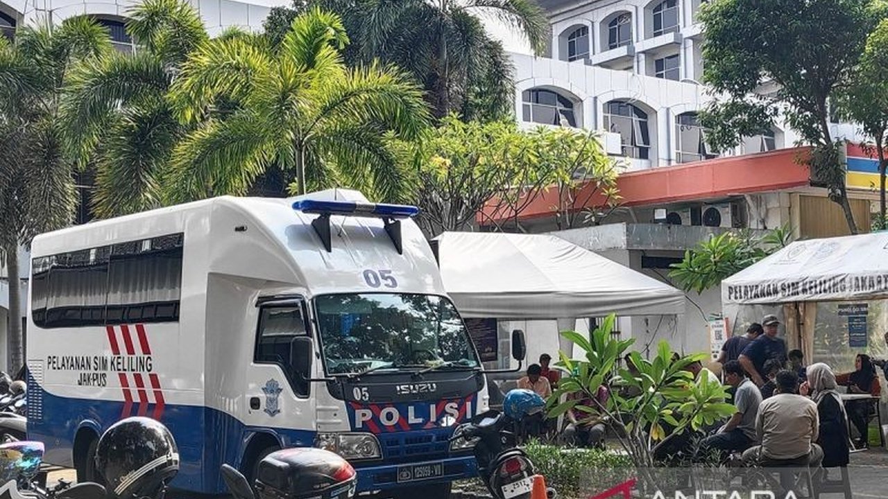 Layanan SIM Keliling hadir di lima lokasi di Jakarta pada Selasa, 25 Februari 2024, memudahkan warga memperpanjang SIM A dan C.  Simak lokasi, syarat, dan biaya perpanjangannya!
