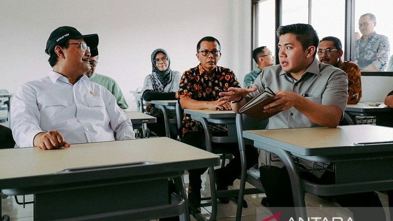 KPAI dorong Sekolah Rakyat selesaikan masalah pendidikan anak, Kemenag buka pendaftaran Beasiswa Indonesia Bangkit, dan Kemendikdasmen tetapkan guru sebagai garda terdepan kesiapsiagaan bencana.